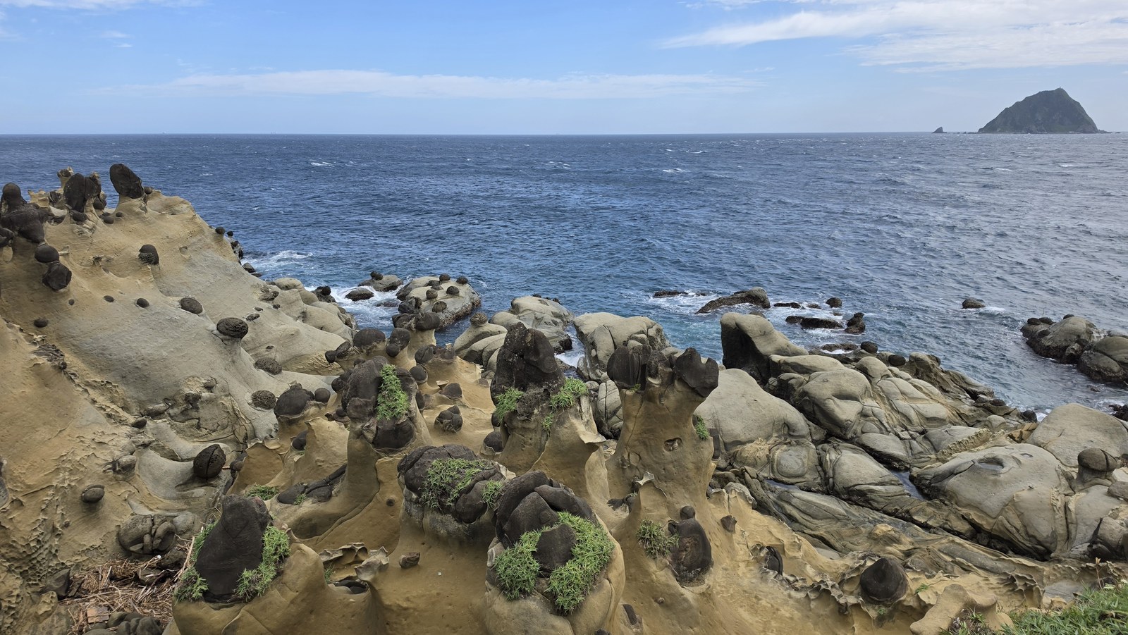 和平島的岩岸與遠方的基隆嶼
