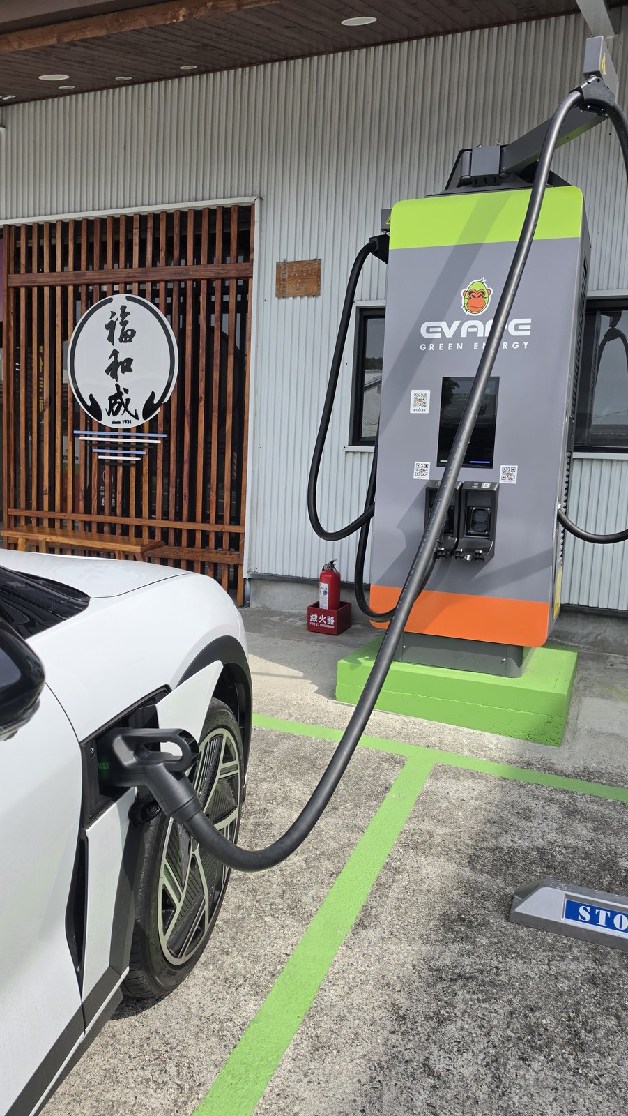 台東成功，充電樁就在餅店門口。車插槍，人走十步去買餅、吃豆花，38 分鐘回來充飽 100%。這是整趟動線最漂亮的一段，而這站原本被我判定「規格不明，不要當計畫」。
