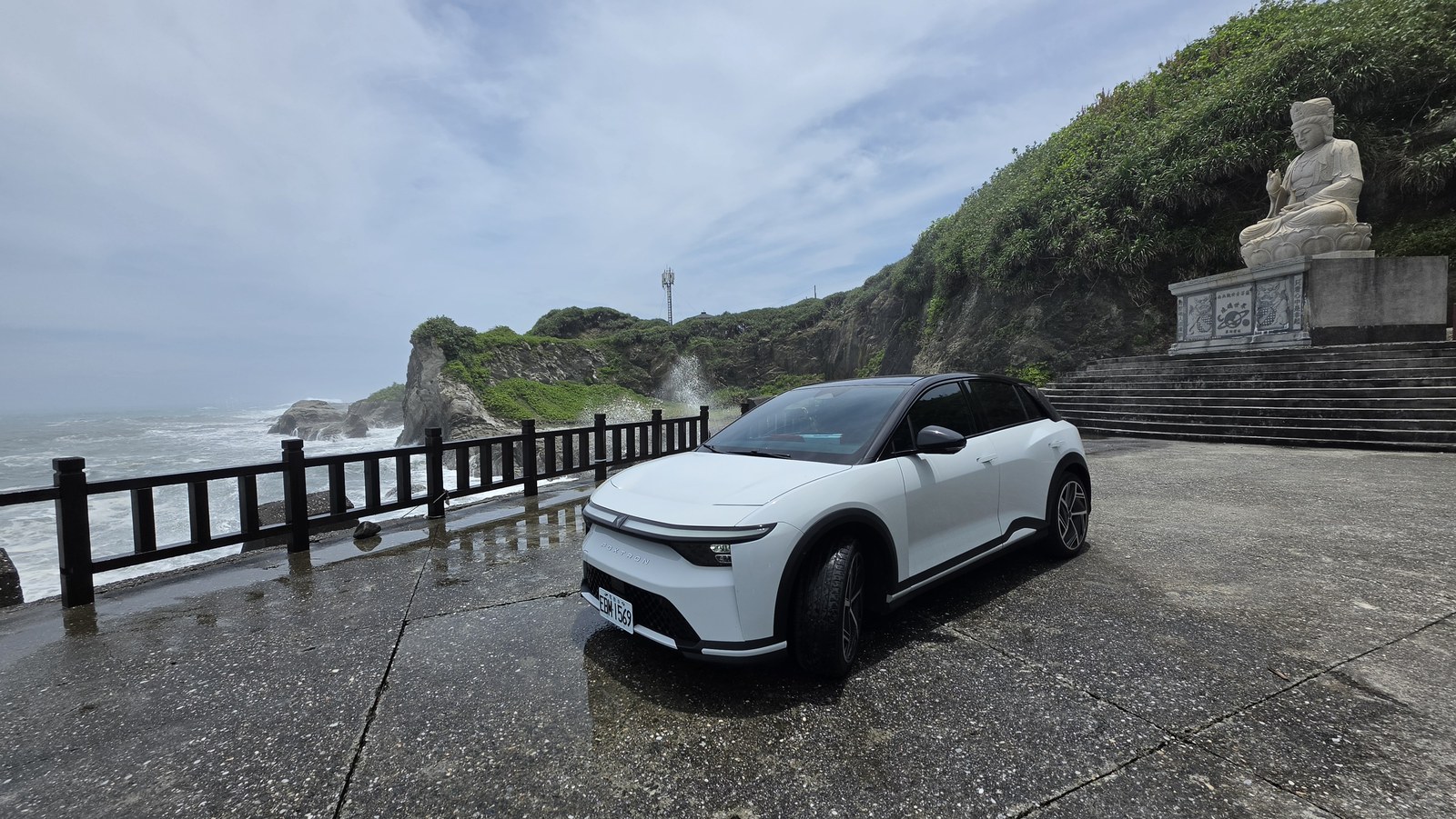 石門洞一帶的海蝕地形與停在路邊的車