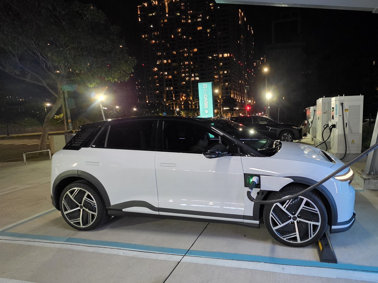 EVOASIS 林口文化三路站，車正在充電