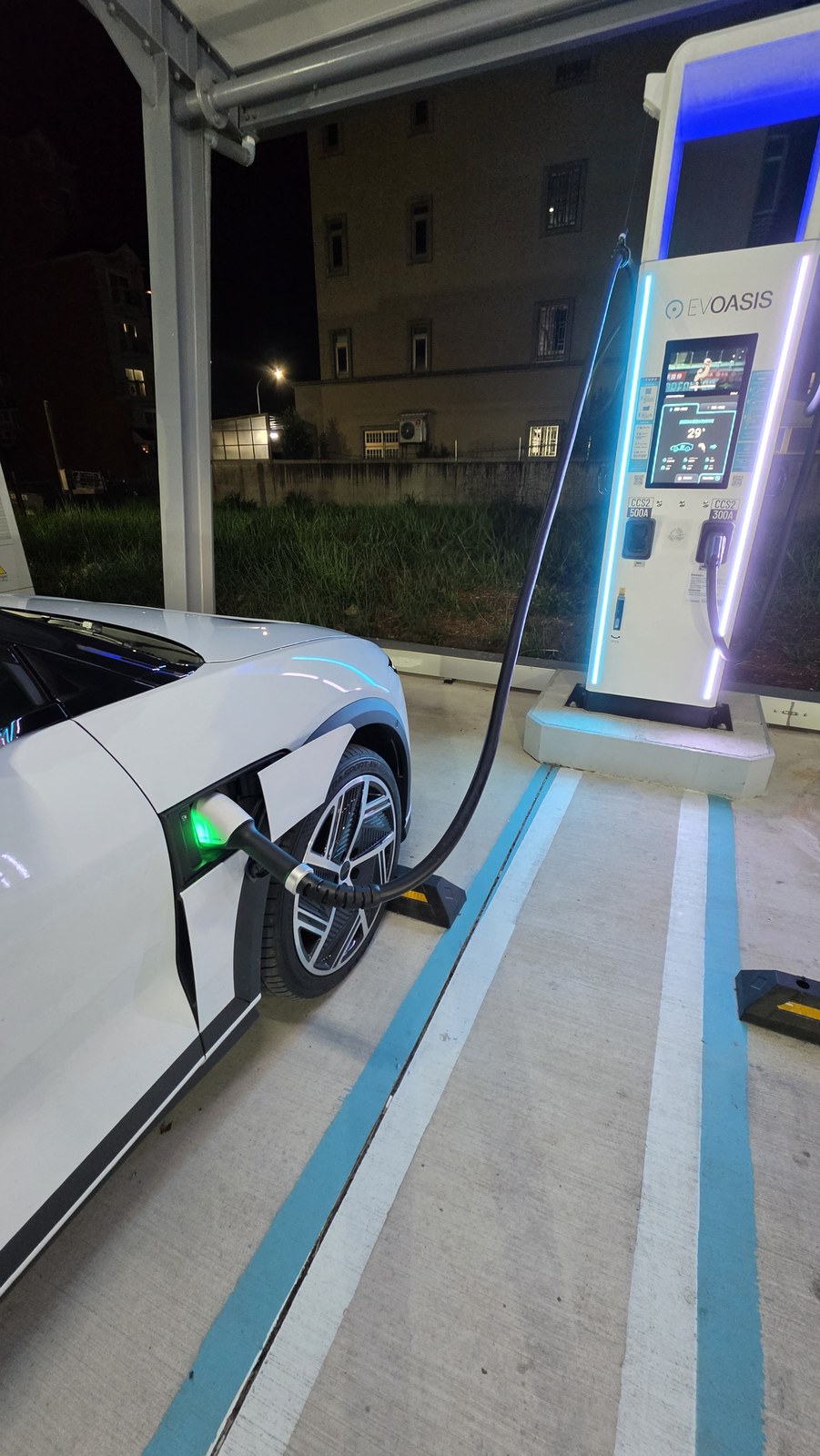 充電樁螢幕顯示的充電中畫面