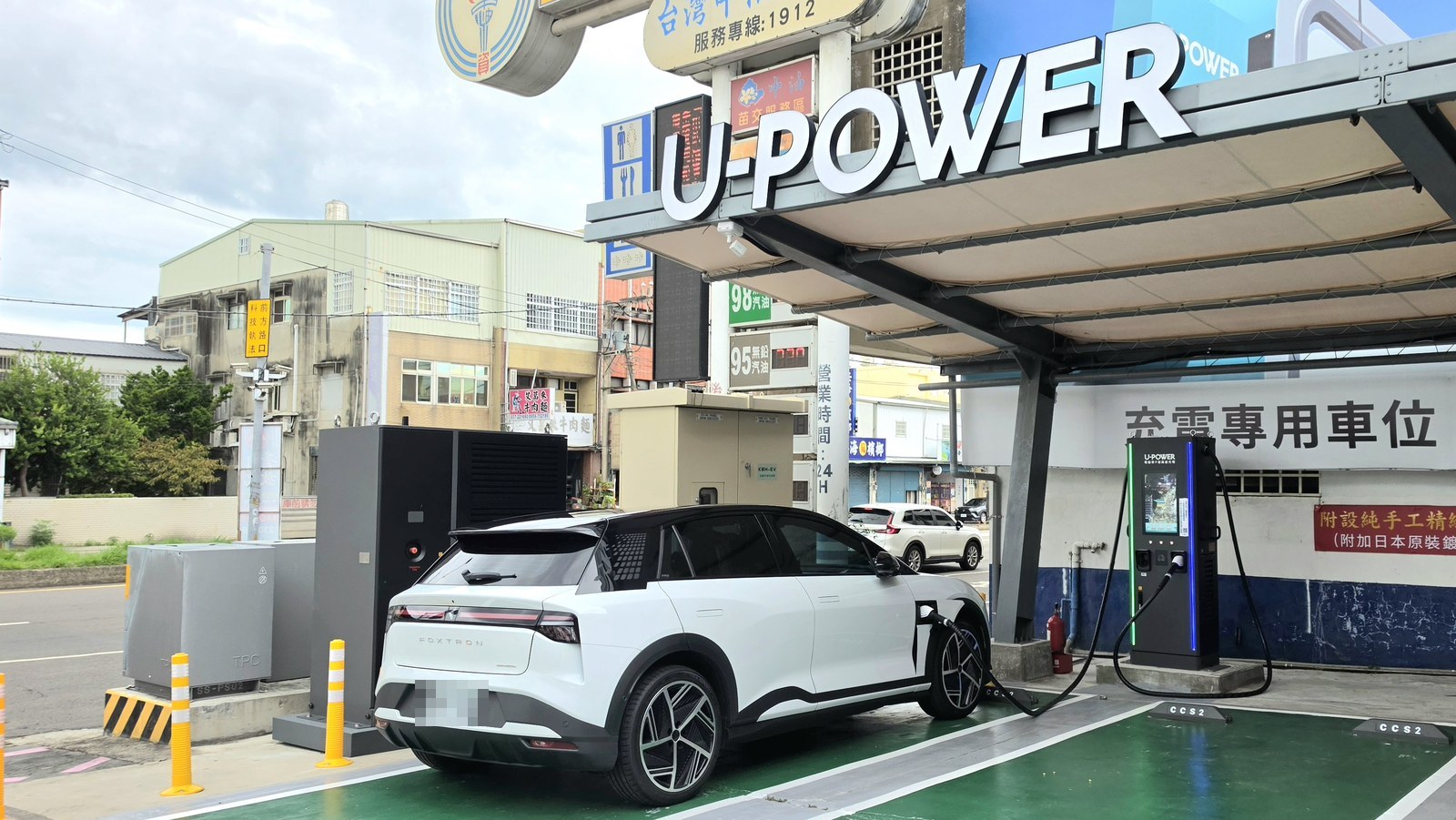 U-POWER 苗栗交流道站，車正在充電