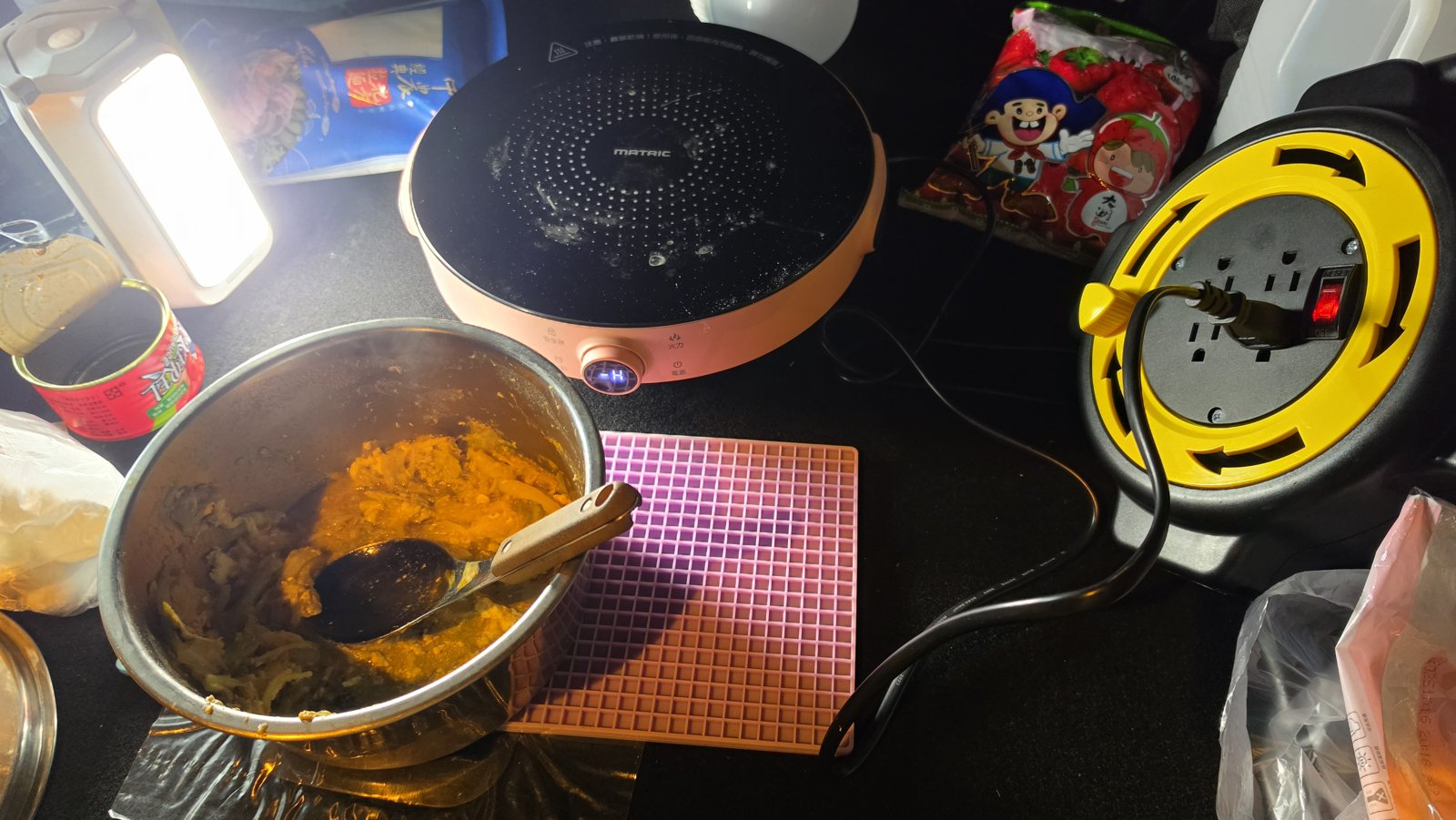 車上用電陶爐煮的一鍋麵