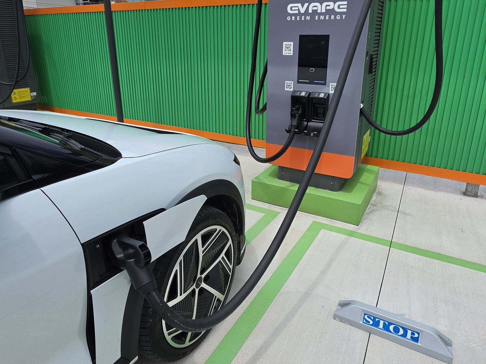 猩動力大安港站，車正在充電
