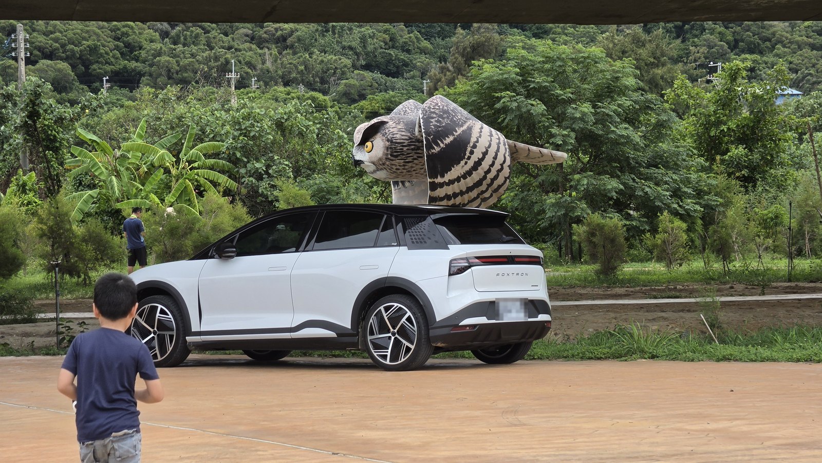 海邊的大型裝置藝術，車停在前面